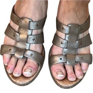 Sofft size 10 silver platinum strappy leather wedge rubber heel